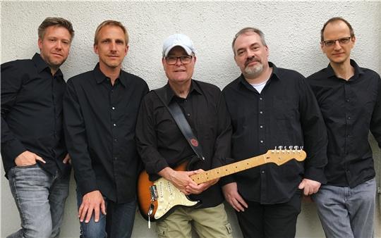 Die Band „Soulify“ spielt beim Abendgottesdienst auf dem Harmshof in Königreich. Foto: Soulify