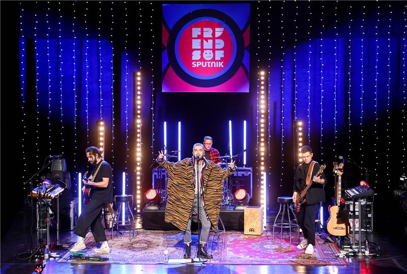 Die Band Tokio Hotel (l-r: Tom und Bill Kaulitz, Gustav Schäfer und Georg Listing) stehen während der Radioshow „Friends of 2020“ des Senders MDR Sputnik auf einer Bühne. Foto: Jan Woitas/dpa-Zentralbild/dpa