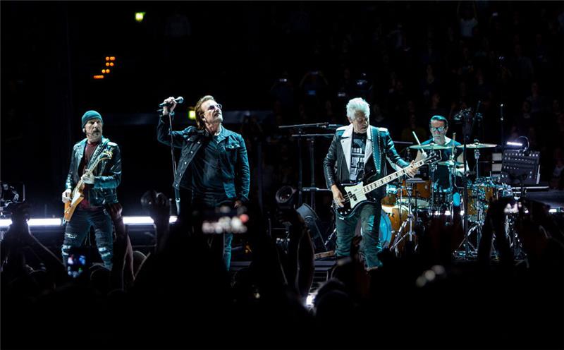 Die Band U2 mit David Howell Evans (The Edge, l-r), Gitarrist, Paul David Hewson (Bono), Sänger, Adam Clayton, Bassist und Larry Mullen junior, Schlagzeuger, tritt während ihrer "THE eXPERIENCE + iNNOCENCE" Tour in der Barclaycard Arena auf. Foto: Daniel Bockwoldt/dpa