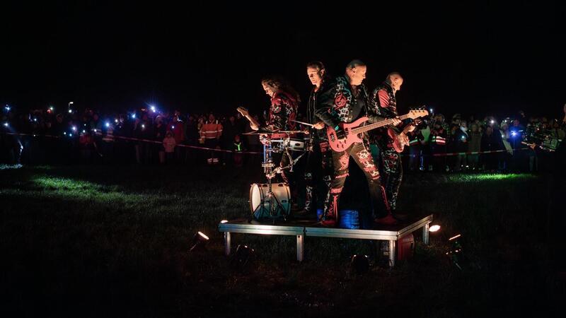 Landwirte bilden Herz aus Trecker-Lichtern auf dem Deichbrand-Gelände Die Band United Four nutzten die Kulisse für musikalische Unterhaltung und dem gleichzeitigen Videodreh für ihren neuen Song „Hier - Jetzt“.