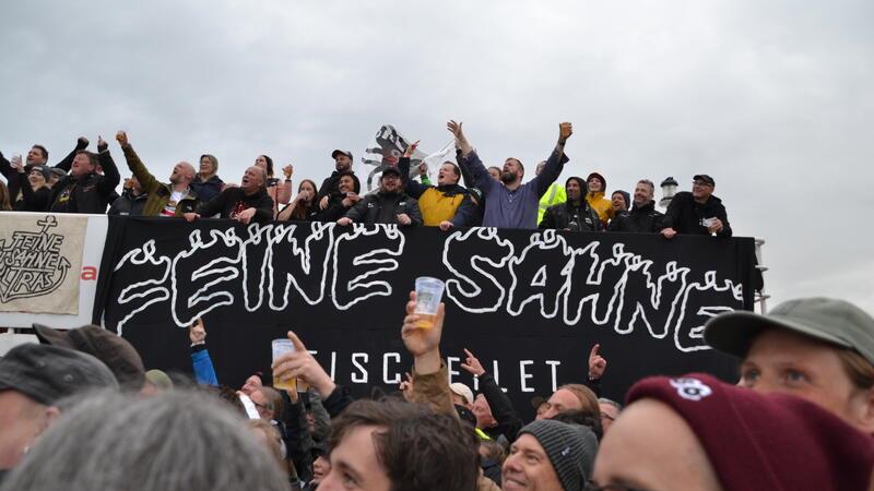 Die Band begrüßt die 400 Konzertbesucher auf der Elbfähre.