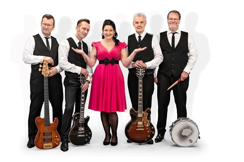 Alte Bekannte rocken unter neuem Namen Die Band um Patricia „Suzie“ Butt nimmt das Publikum mit auf eine musikalische Reise in die Zeit von 1950 bis 1969. Foto: Katharina Voss