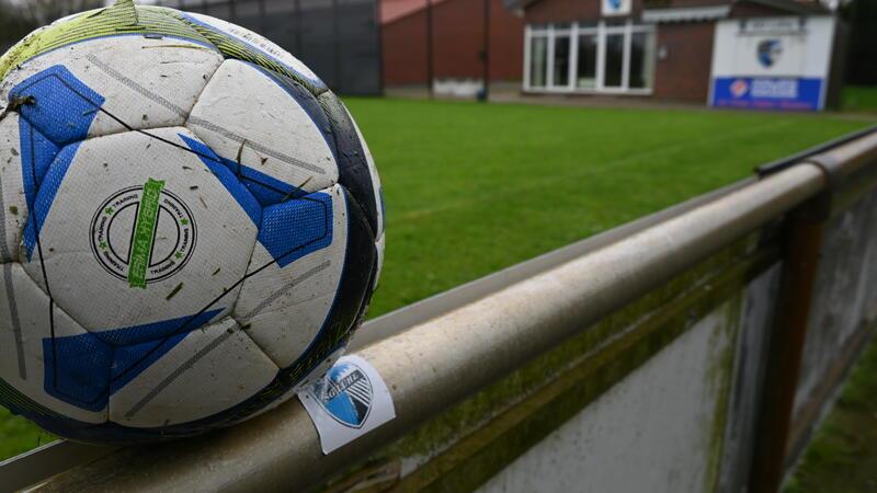 Nach Streit mit Anwohner: Sportplatz-Ärger in Steinkirchen geht vor Gericht Ein Ball liegt auf einer Werbebande.