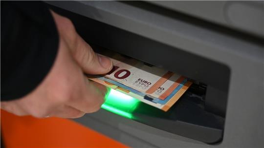 Die Banken haben die Zahl der Geldautomaten in Deutschland deutlich verringert.