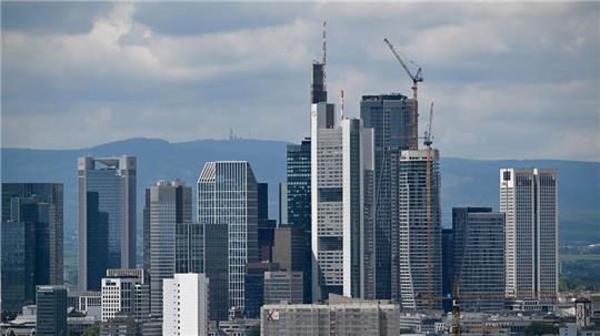 Die Banken vergeben Kredite an Unternehmen restriktiver. 