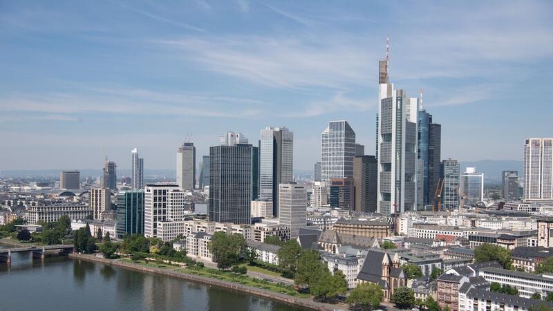 Zahl der Bank-Filialen in Deutschland sinkt Die Bankenskyline von Frankfurt: In Deutschland gibt es erstmals weniger als 20.000 Bankfilialen.