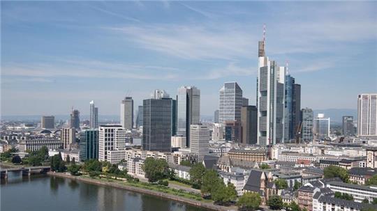 Die Bankenskyline von Frankfurt: In Deutschland gibt es erstmals weniger als 20.000 Bankfilialen.