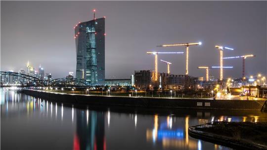 Die Bankenskyline von Frankfurt ragt hinter der Europäischen Zentralbank (EZB)  empor.