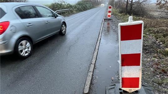Die Bankette, sprich die unbefestigten Seitenstreifen, sind am Hagener Weg in Dollern zum Teil in einem katastrophalen Zustand.