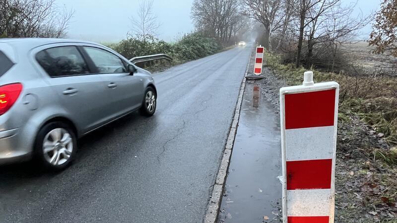 Die Bankette, sprich die unbefestigten Seitenstreifen, sind am Hagener Weg in Dollern zum Teil in einem katastrophalen Zustand.