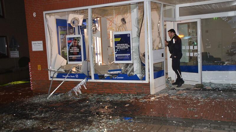 Geldautomat in Harsefeld gesprengt: Was Zeugen gesehen haben Zerstörte Bankfiliale