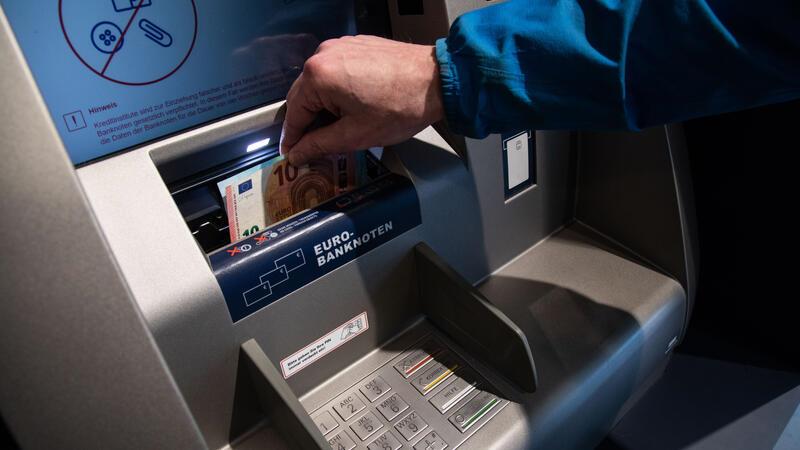 Filialsterben auch im Kreis Stade: Kunden und Banken müssen umdenken Die Bargeldauszahlung ist für Bankkundinnen und - Kunden oft auch an der Supermarktkasse möglich - unter bestimmten Voraussetzungen.