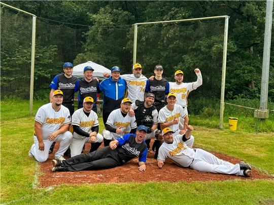 Die Baseballer feiern den lang ersehnten Titel. Foto: Verein/nomo