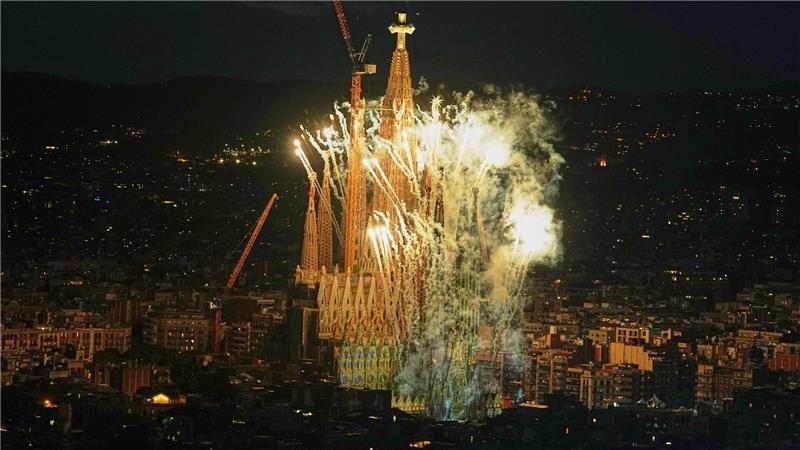 Die Basilika der Sagrada Família in Barcelona ist von Feuerwerkslichtern umgeben, nachdem Papst Leo XIV. den Jesus-Turm gesegnet hat. 