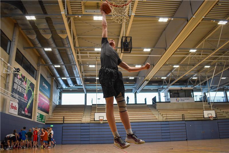 Basketball ist sein Leben: Talent vom VfL Stade will hoch hinaus Joris Rohde macht einen Korbleger.