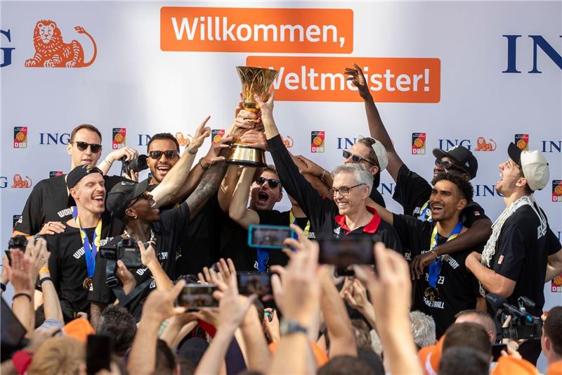 Toller Empfang für Basketball-Weltmeister Die Basketball-Weltmeister beim Empfang in Frankfurt/Main.