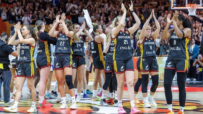 Die Basketballerinnen bedanken sich nach dem Halbfinale.