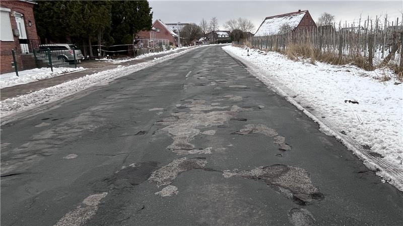 Vollsperrung der K32 und K34: Altländer müssen bis November anders fahren Die Bassenflether Chaussee (K32) gleicht einem Flickenteppich.
