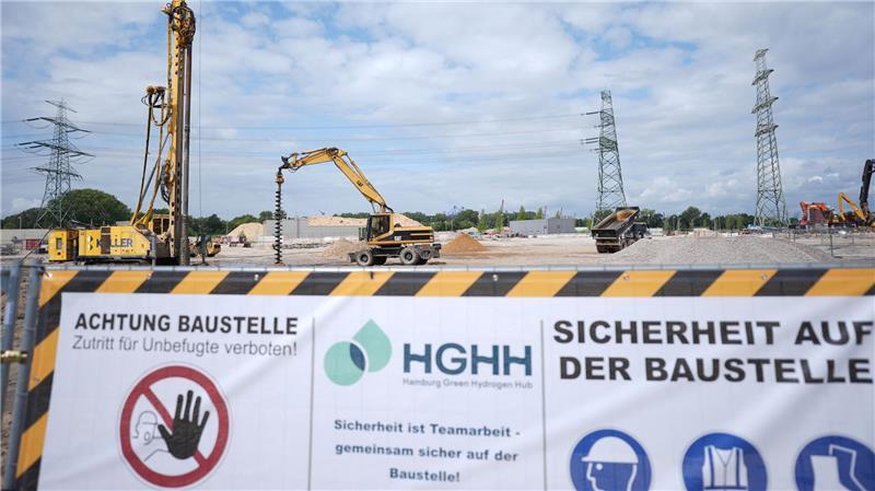 Baugrund für Elektrolyseur in Moorburg wird vorbereitet Die Bau- und Produktionskosten des Elektrolyseurs sind Geschäftsgeheimnis des Konsortiums Hamburg Green Hydrogen Hub, zu dem die Hamburger Energiewerke und der Vermögensverwalter Luxcara gehören.