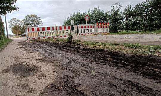 Die Bauabsperrung musste verbreitert werden, da viele Autofahrer auf den Fahrradweg ausgewichen sind.