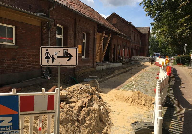 Die Bauarbeiten am Bahnhof in Buxtehude schreiten voran. Sie sollen bis Ende September abgeschlossen sein. Fotos: Wisser