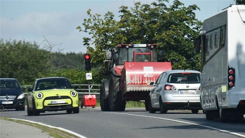 Die Ostebrücke zwischen Burweg und Hechthausen bleibt weiterhin halbseitig gesperrt. Eine Ampel regelt den Verkehr.