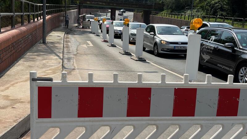 Die Bauarbeiten entlang des sogenannten Ellerbruchtunnels in Richtung Buxtehuder Zentrum enden zum Wochenende. Ab Montag wechselt die Baustelle auf die andere Fahrbahnseite in Richtung Altkloster und Apensen.
