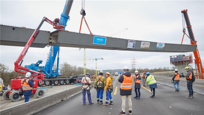 A7 im Süden Hamburgs ab Montag achtspurig befahrbar Die Bauarbeiten für den achtstreifigen Ausbau des 3,7 Kilometer langen Abschnitts der A7 haben rund viereinhalb Jahre gedauert. (Archivbild)