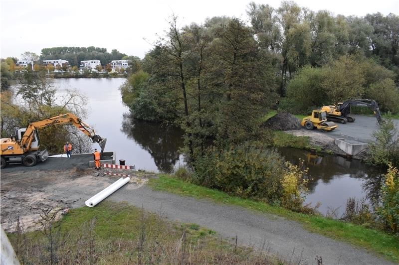 Die Bauarbeiten für eine neue Fußgänger- und Radfahrerbrücke über die Este sollen im Dezember abgeschlossen werden. Foto: Wisser