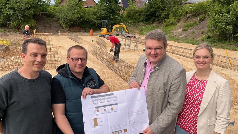 Samtgemeinde baut selbst: Baubeginn für zwei Mehrfamilienhäuser Die Bauarbeiten haben begonnen, das Projekt stellen (von links) Architekt Hendrik Kück, Borris Hönke (Fachbereich Bauen, Planung und Ordnung), Samtgemeindebürgermeister Holger Falcke und Ann-Cathrin Vollmers (Fachbereich Asyl) vor.