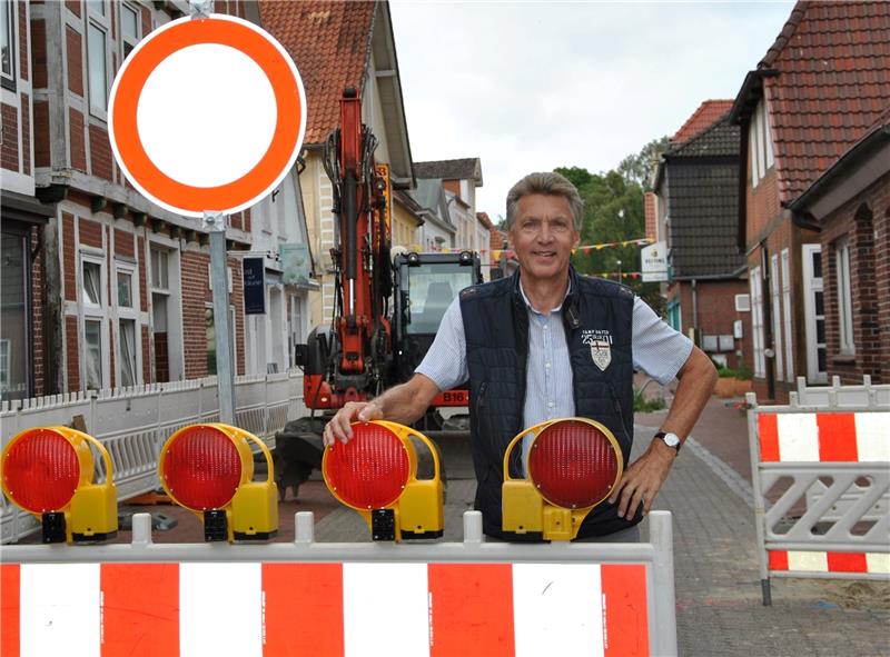 Die Bauarbeiten im Zuge der Städtebauförderung „Ortsmitte Horneburg“ gehen weiter: Flecken-Bürgermeister Hans-Jürgen Detje an der Baustelle in den Langen Straße . Fotos Lohmann