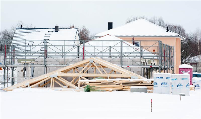 Die Bauarbeiten ruhen im Winter? Dann sollte der Rohbau gut vor der Witterung geschützt werden. Foto: Andrea Warnecke/dpa-tmn -