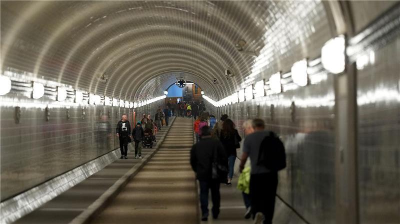 Nach Reparatur: Alter Elbtunnel wieder geöffnet Die Bauarbeiten sind beendet, der Alte Elbtunnel ist wieder geöffnet.
