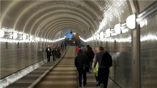 Die Bauarbeiten sind beendet, der Alte Elbtunnel ist wieder geöffnet.