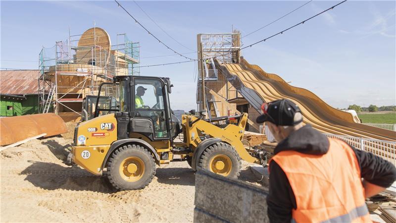 Die Bauarbeiten sind in vollem Gange. 430 Arbeiter sind aktuell auf der Baustelle, damit Karls Erlebnisdorf zum 15. Mai eröffnen kann.