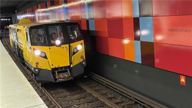 Die Bauarbeiten zur Generalüberholung des Harburger S-Bahntunnels sind auf der Zielgeraden. Ein Schienenfräszug fährt am vergangenen Donnerstagabend um 21.58 Uhr durch den gesperrten S-Bahnhof Harburg Rathaus.