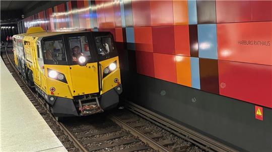 Die Bauarbeiten zur Generalüberholung des Harburger S-Bahntunnels sind auf der Zielgeraden. Ein Schienenfräszug fährt am vergangenen Donnerstagabend um 21.58 Uhr durch den gesperrten S-Bahnhof Harburg Rathaus.