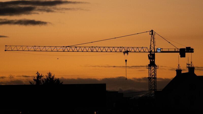 Die Baubranche und besonders der Wohnungsbau stecken nach den Boomjahren in der Krise. Die Nachfrage ist eingebrochen, weil Kreditzinsen und Baukosten stark gestiegen sind.