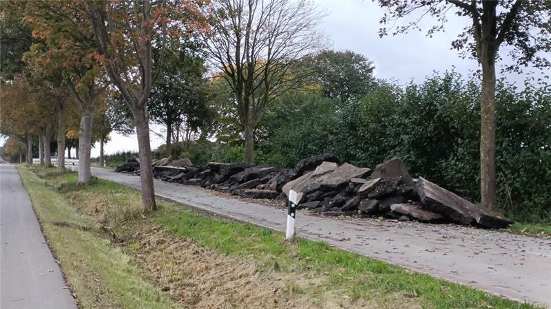 Die Baufirma lagerte den abgetragenen Asphalt zwischenzeitlich auf dem Fahrradweg.