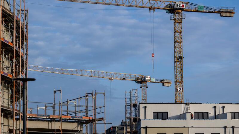 Baugenehmigungen brechen ein - Tiefstand bei Bauland-Käufen Die Baugenehmigungen sind im Mai erneut deutlich gefallen - schlechte Vorzeichen für den Wohnungsbau (Archivbild)