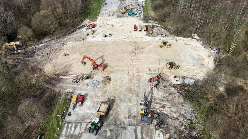 Die Baugrube an der A27 bei Hagen wurde wieder aufgefüllt. Bald kann die Fahrbahn wieder hergestellt werden.