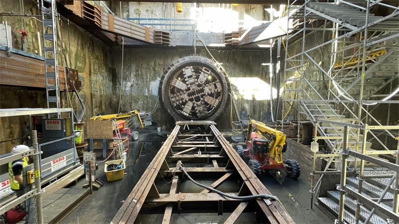 Die Baugrube in 25 Metern Tiefe in Wischhafen. Der eigentliche Tunneldurchschlag war bereits im Juni durch die Tunnelbohrmaschine Elsa erfolgt.