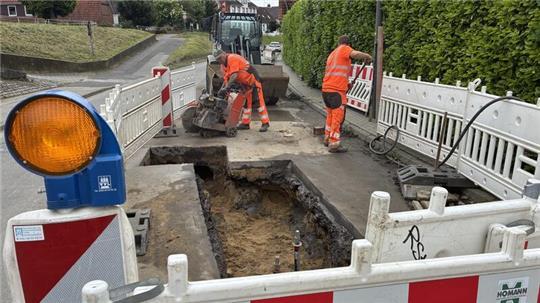 Die Baugrube wird nächste Woche verfüllt, die Trinkwasserleitung am Estedeich in Cranz liegt im Boden.