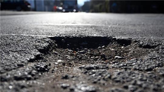 Die Bauindustrie hält eine Pkw-Maut für ein sinnvolles Instrument gegen kaputte Straßen. 