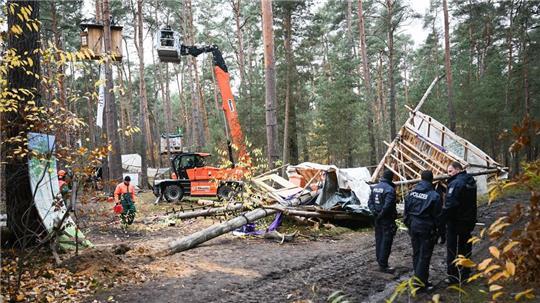 Die Baumhäuser im aufgelösten Tesla-Protestcamp sollen verschwinden. Die Polizei lässt die Reste des Lagers entsorgen.