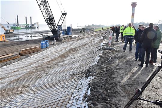 Die Baustelle am Elbdeich nahe Stadersand.