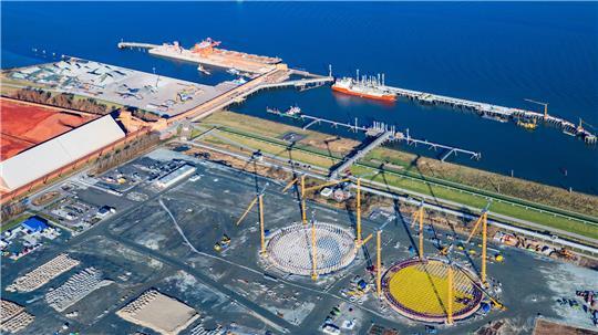 Die Baustelle am LNG-Terminal in Stade-Bützfleth. Dahinter der Hafen mit den beiden Piers für AOS (links) und die Dow (rechts) sowie die Multi-Purpose-Fläche (hell) für Massengut.