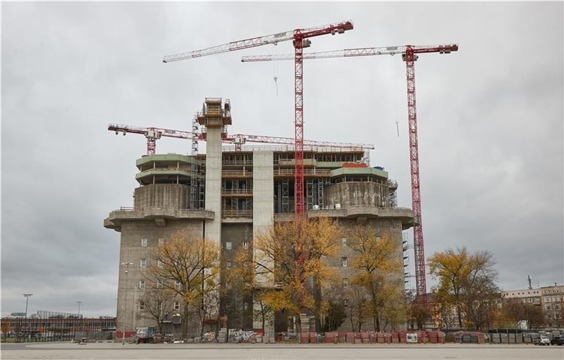Die Baustelle am „grünen Bunker“ in Hamburg-St. Pauli. Die Bauarbeiten am Hochbunker auf dem Heiligengeistfeld gehen voran. Foto: Wendt/dpa
