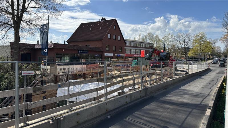 Die Baustelle an der Harburger Straße ruht gerade, weil Beton aushärten muss.