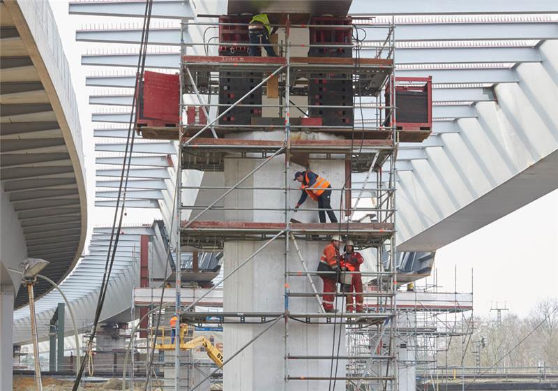 Die Baustelle an der Westseite der Langenfelder Brücke während eines Pressetermins. Am 19. Oktober 2018 wird die Langenfelder Brücke wiedereröffnet. Foto: Georg Wendt/dpa